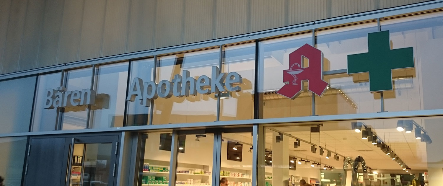 Werbetechnik in Freiburg, Schilder und Außenwerbung für eine Apotheke