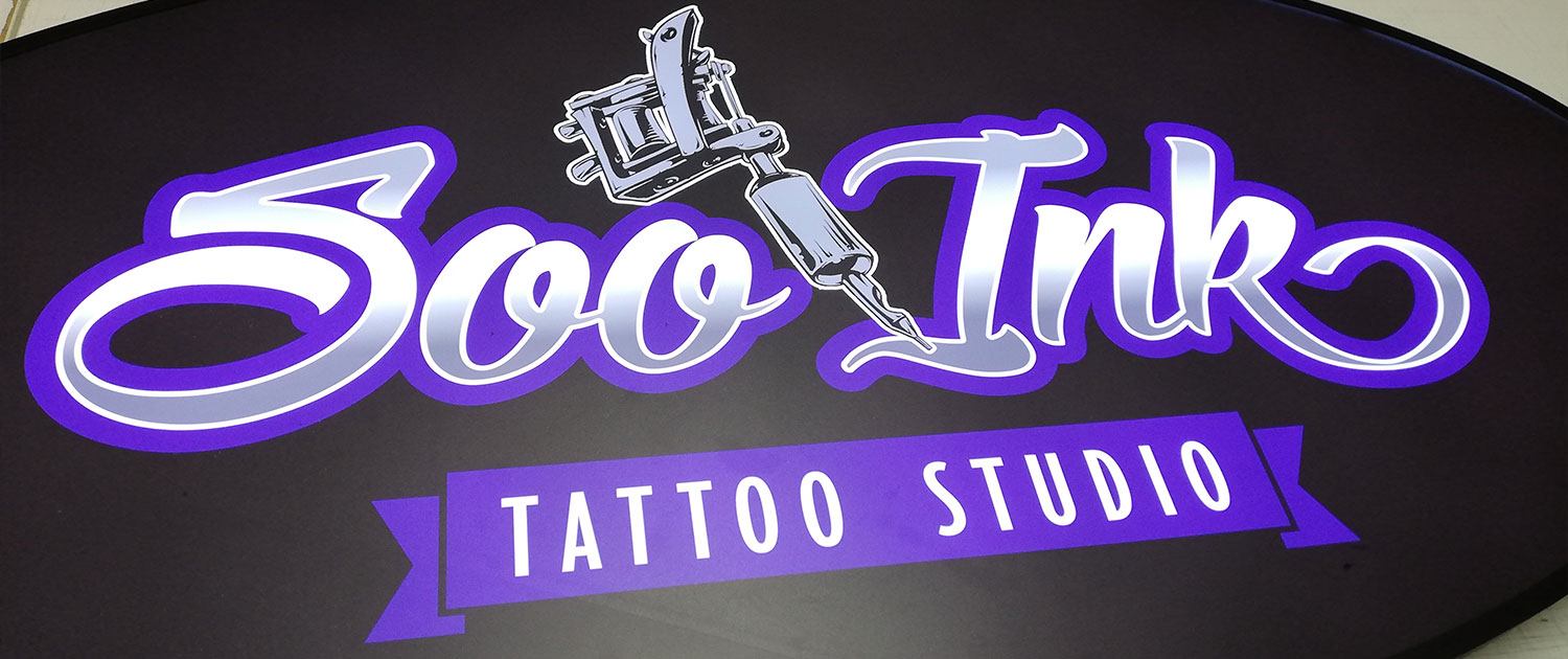Werbetechnik in Freiburg, Logo und Schild eines Tattoo Studios