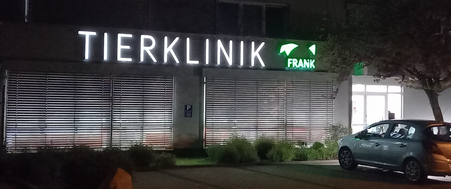 Werbetechnik in Freiburg, Lichtwerbung und Außenwerbung einer Tierklinik