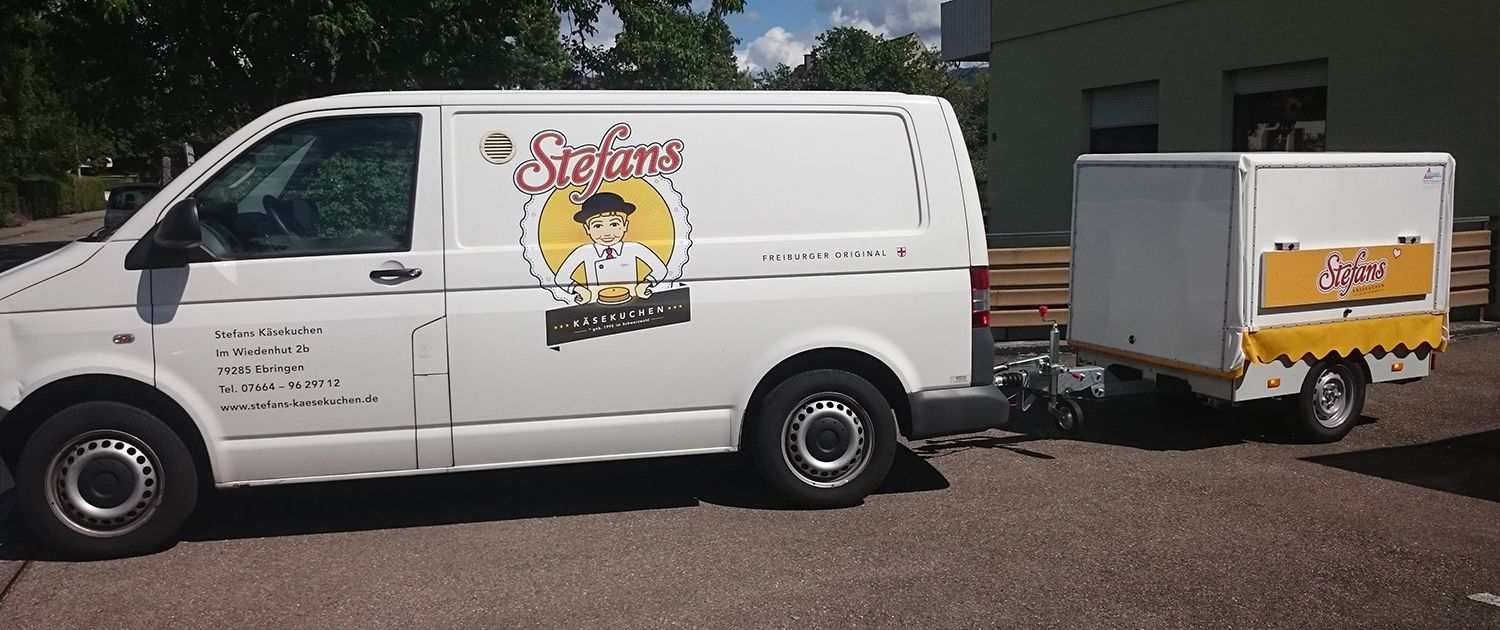 fahrzeugbeschriftung-stefans-kaesekuchen_web VW Transporter mit Anhänger Stefans Käsekuchen Fahrzeugbeschriftung
